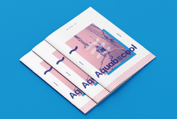 Mockup d'une brochure de la marque Aquabecool par John Bertolini