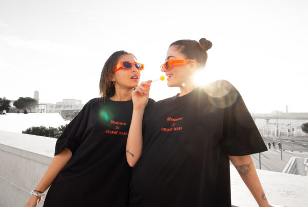 Photographie de deux modèles féminins qui portent un t-shirt de la marque Orange mars par John Bertolini