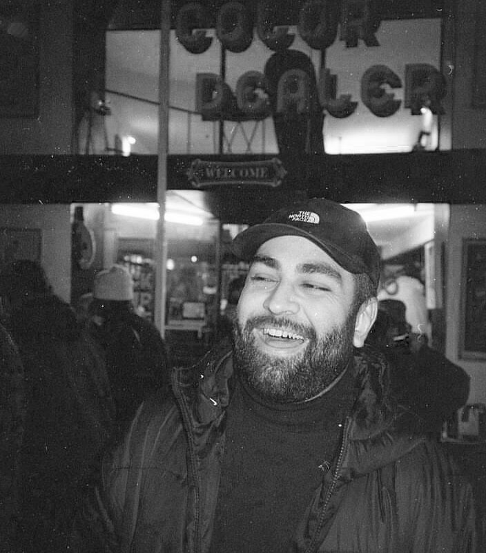 Photo de John Bertolini en Noir et blanc avec une casquette