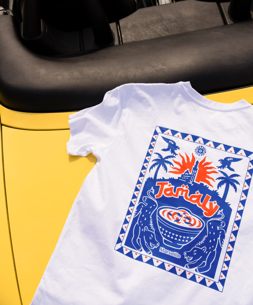 Photographie du nouveau tshirt Tamaly 2025 déposé sur une voiture jaune par John Bertolini
